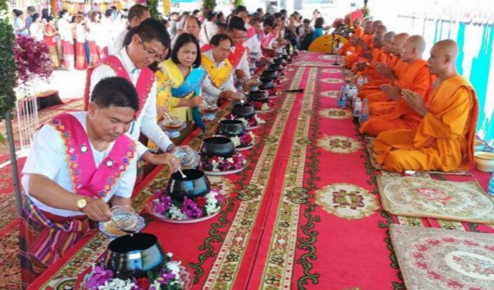ประเพณีตักบาตรน้ำผึ้ง