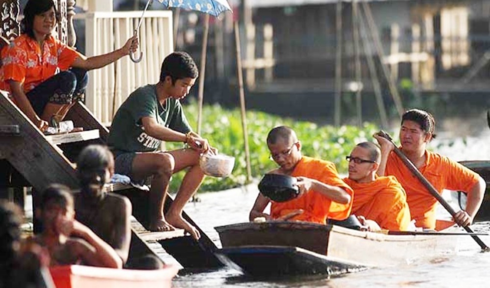 ประเพณีตักบาตรพระร้อยแปด