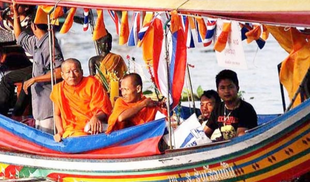ประเพณีตักบาตรพระร้อยแปด