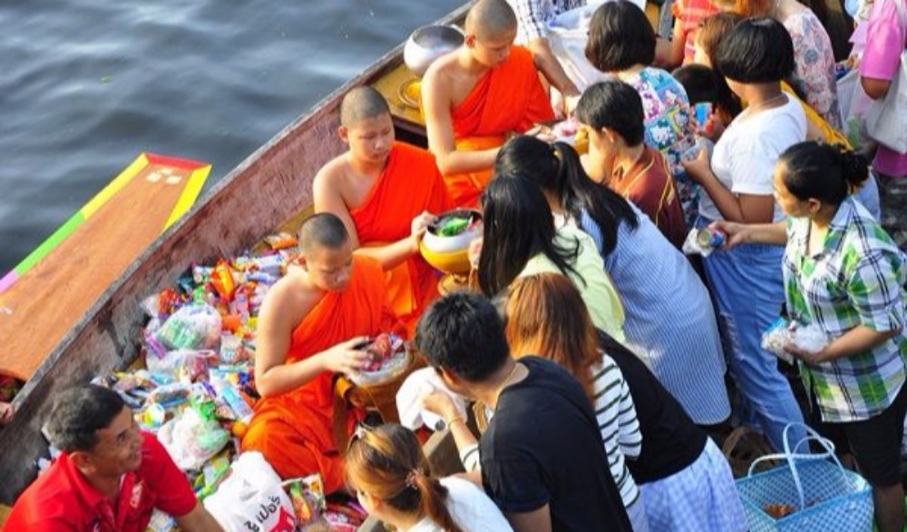ประเพณีตักบาตรพระร้อยแปด