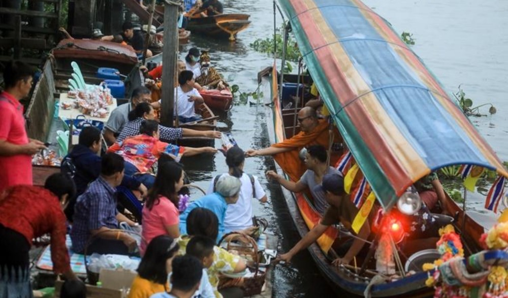 ประเพณีตักบาตรพระร้อยแปด
