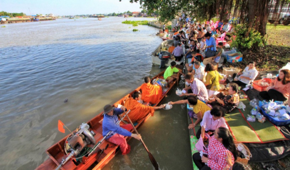 ประเพณีตักบาตรพระร้อยแปด