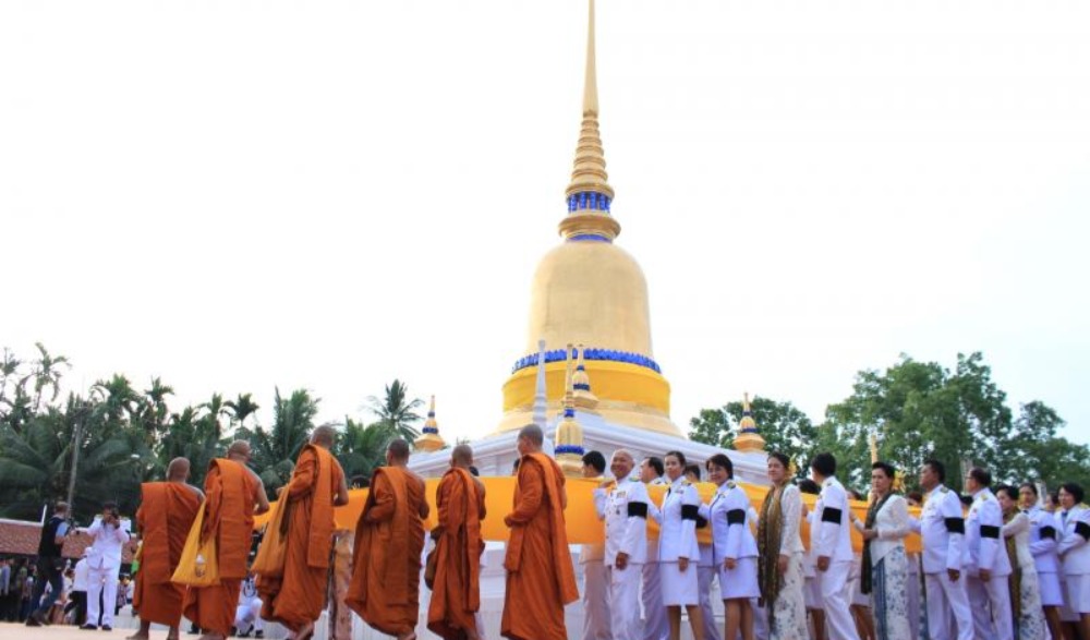ประเพณีแห่ผ้าห่มพระบรมธาตุสวี