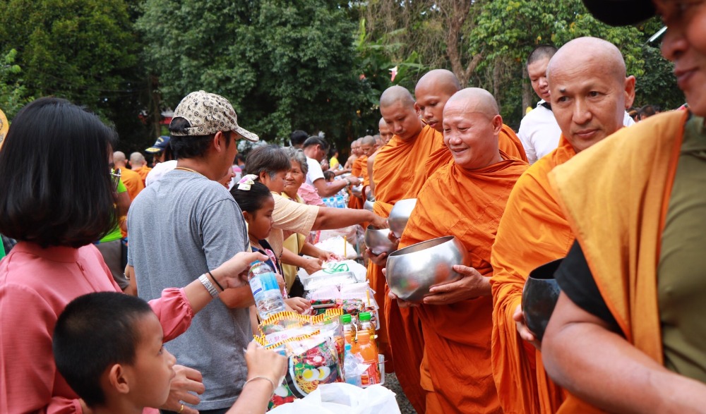 ประเพณีตักบาตรส่งเสด็จ วัดพลับ - วัดสิงห์