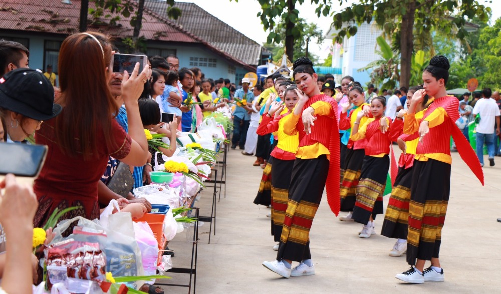 ประเพณีตักบาตรส่งเสด็จ วัดพลับ - วัดสิงห์