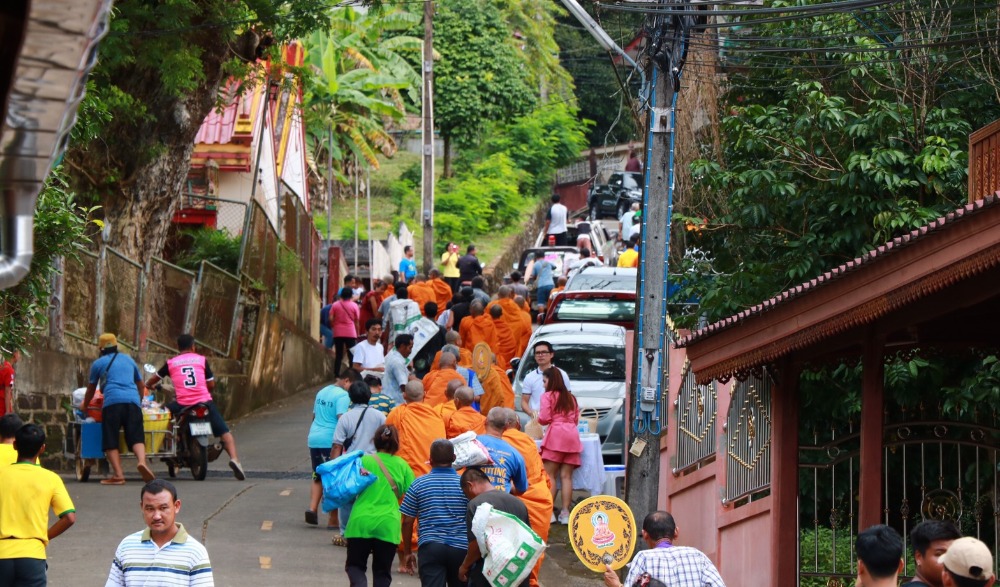ประเพณีตักบาตรส่งเสด็จ วัดพลับ - วัดสิงห์