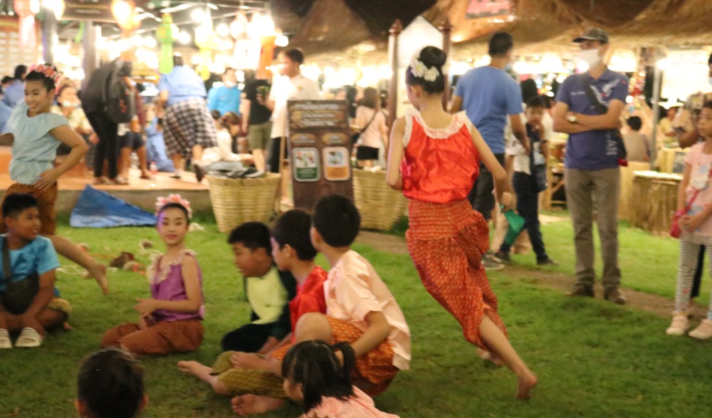 งานประเพณีลอยกระทงเผาเทียน เล่นไฟ จังหวัดสุโขทัย ประจำปี 2563