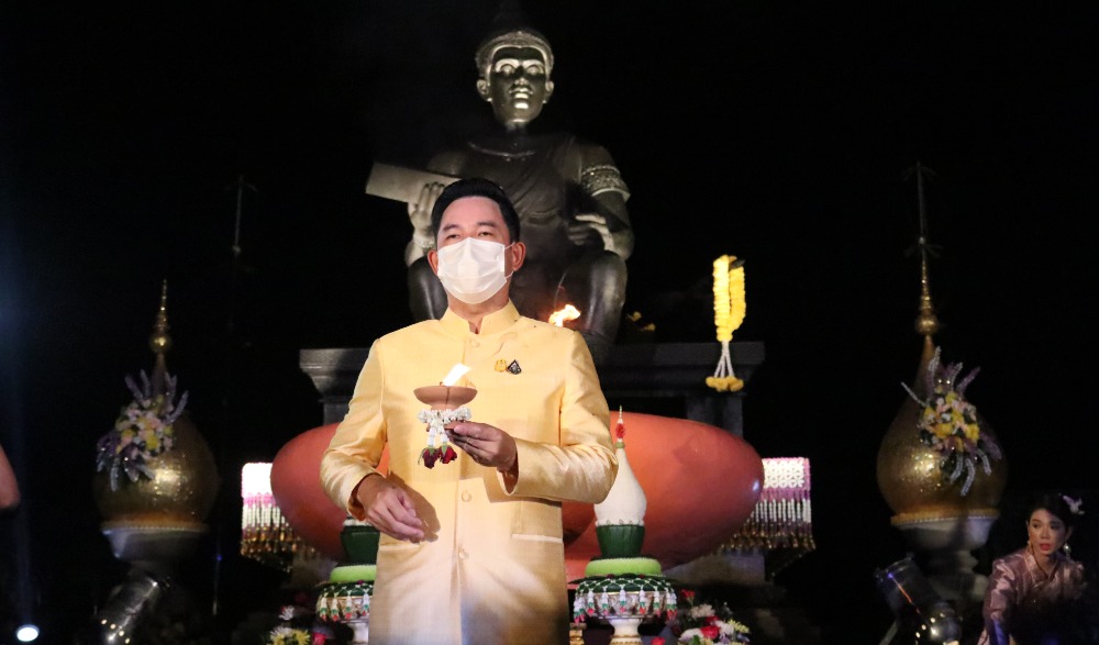 งานประเพณีลอยกระทงเผาเทียน เล่นไฟ จังหวัดสุโขทัย ประจำปี 2563