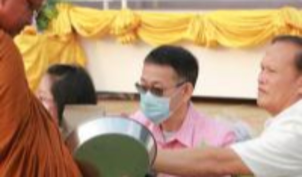 พิธีตักบาตร วางขันหมากเบ็ง และพิธียกรูปหล่อเหมือนองค์หลวงปู่มั่น ภูริทัตโต แม่ทัพธรรมฝ่ายวิปัสนากรรมฐาน พระอริยสงฆ์ยุคกึ่งพุทธกาลขึ้นประดิษฐาน