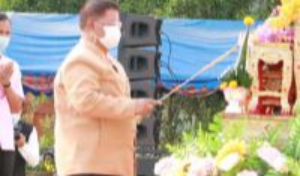 พิธีตักบาตร วางขันหมากเบ็ง และพิธียกรูปหล่อเหมือนองค์หลวงปู่มั่น ภูริทัตโต แม่ทัพธรรมฝ่ายวิปัสนากรรมฐาน พระอริยสงฆ์ยุคกึ่งพุทธกาลขึ้นประดิษฐาน
