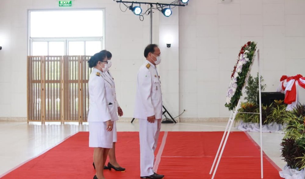 พิธีวางพวงมาลาดอกไม้สดถวายสักการะ พระบรมฉายาทิศลักษณ์สมเด็จพระนเรศวรมหาราช เนื่องใน “วันคล้ายวันสวรรคตสมเด็จพระนเรศวรมหาราช ประจำปี ๒๕๖๔
