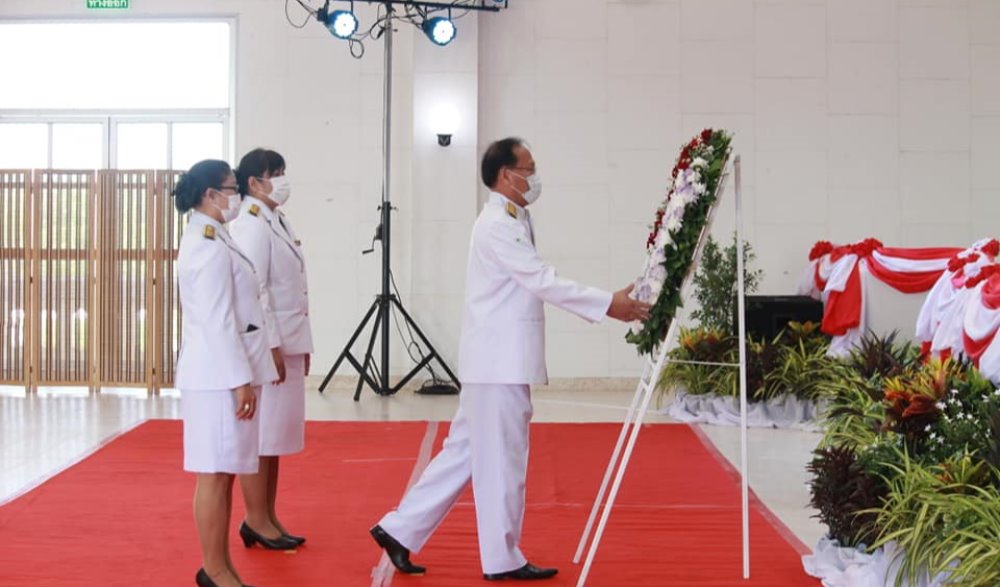 พิธีวางพวงมาลาดอกไม้สดถวายสักการะ พระบรมฉายาทิศลักษณ์สมเด็จพระนเรศวรมหาราช เนื่องใน “วันคล้ายวันสวรรคตสมเด็จพระนเรศวรมหาราช ประจำปี ๒๕๖๔