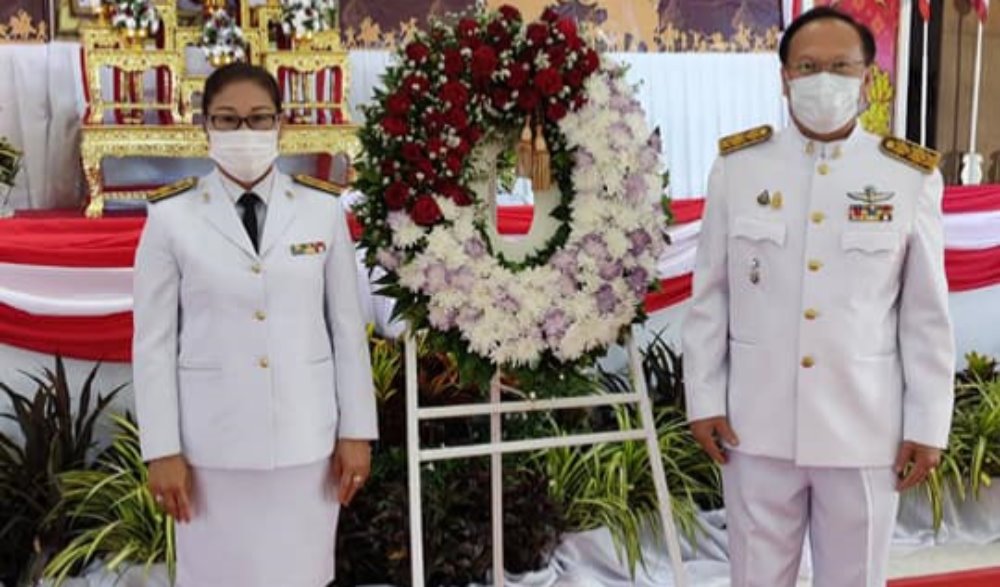 พิธีวางพวงมาลาดอกไม้สดถวายสักการะ พระบรมฉายาทิศลักษณ์สมเด็จพระนเรศวรมหาราช เนื่องใน “วันคล้ายวันสวรรคตสมเด็จพระนเรศวรมหาราช ประจำปี ๒๕๖๔