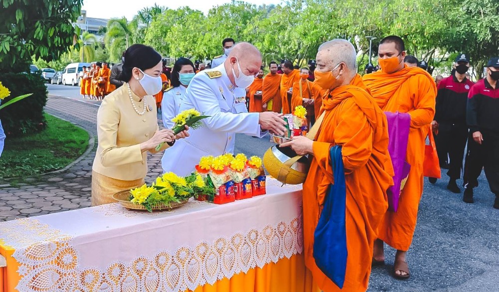 พิธีทำบุญตักบาตร เนื่องในโอกาสวันขึ้นปีใหม่ ๒๕๖๔ จังหวัดยะลา