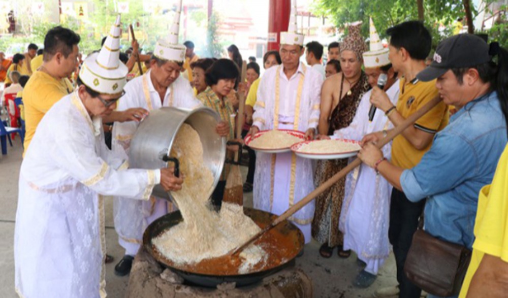 ประเพณีกวนข้าวทิพย์