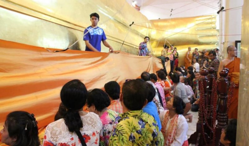 พิธีปารุปะนัง ห่มผ้าองค์พระนอนจักรสีห์