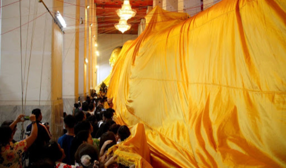 พิธีปารุปะนัง ห่มผ้าองค์พระนอนจักรสีห์