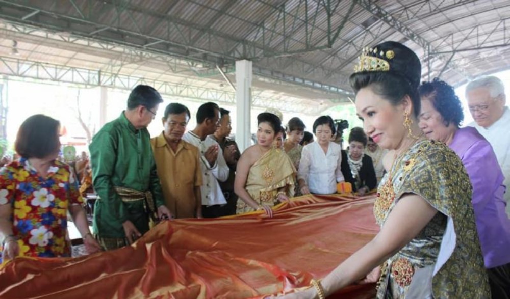 พิธีปารุปะนัง ห่มผ้าองค์พระนอนจักรสีห์