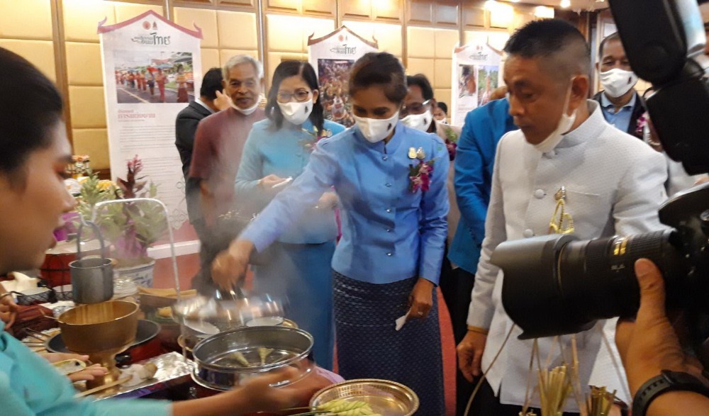 ถ่ายทอดองค์ความรู้สู่การปฏิบัติประเพณีบุญสารทเดือนสิบ:สาธิตการทำขนมสารทเดือนสิบ