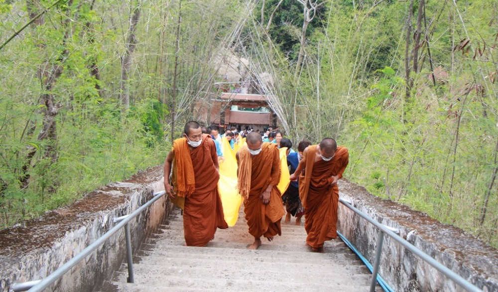 งานขึ้นเขาไหว้พระวัดถ้ำเอราวัณ
