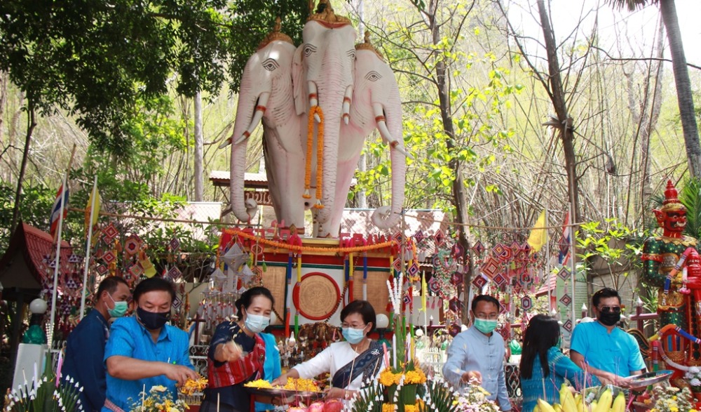 งานขึ้นเขาไหว้พระวัดถ้ำเอราวัณ