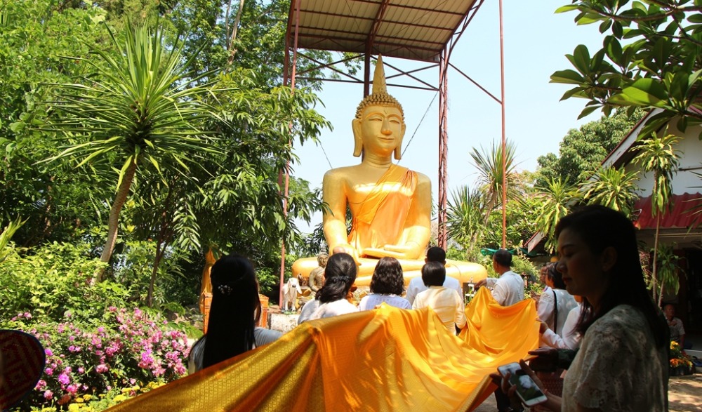 พิธีสรงน้ำพระใหญ่ถ้ำผาเจาะ