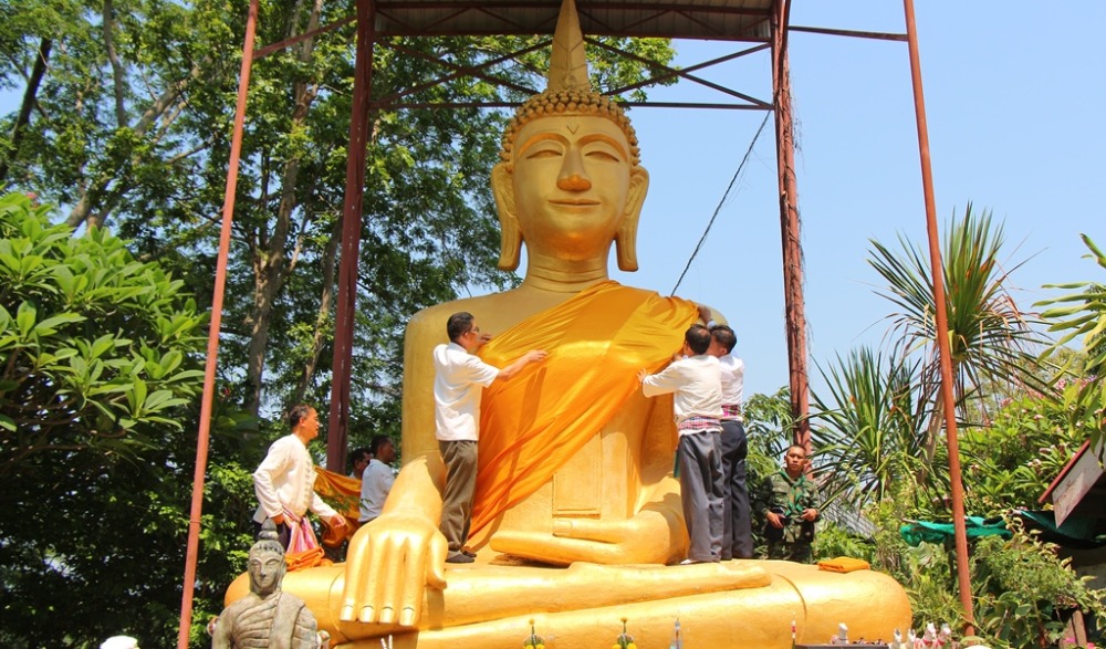 พิธีสรงน้ำพระใหญ่ถ้ำผาเจาะ