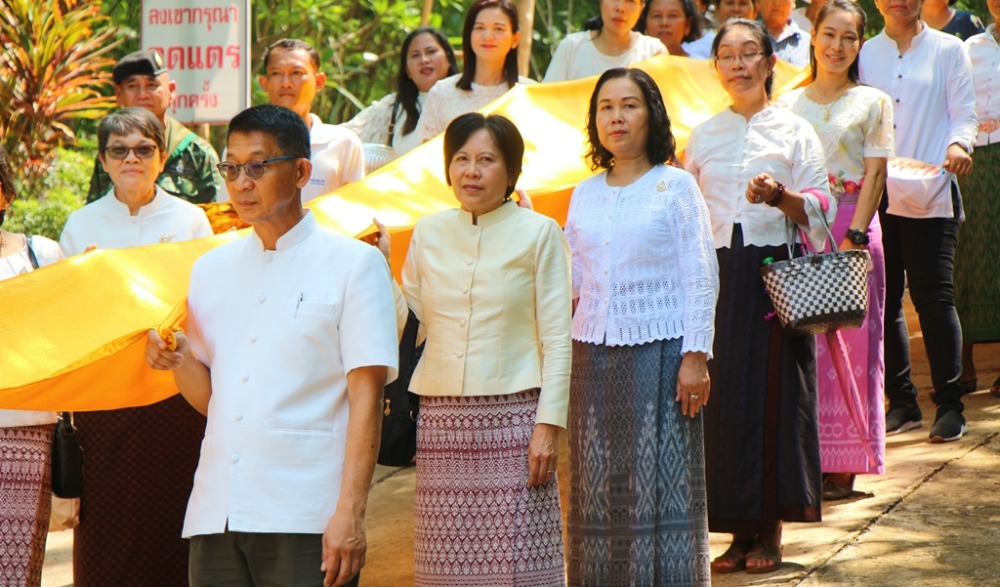 พิธีสรงน้ำพระใหญ่ถ้ำผาเจาะ