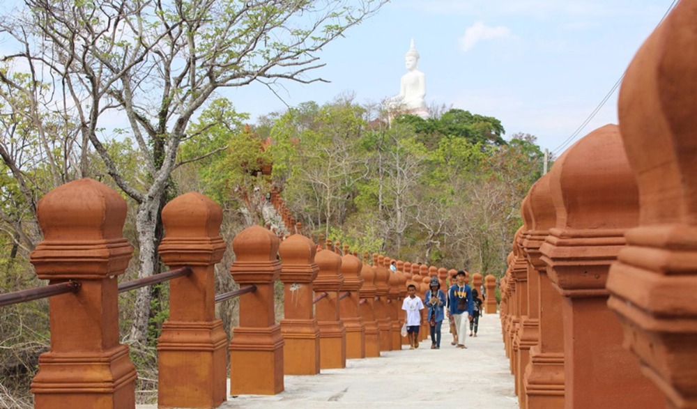 งานประเพณีขึ้น เขาสวาย เคาะระฆัง  พันใบกราบไหว้สิ่งศักดิ์สิทธิ์