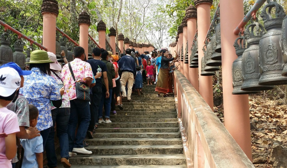 งานประเพณีขึ้น เขาสวาย เคาะระฆัง  พันใบกราบไหว้สิ่งศักดิ์สิทธิ์
