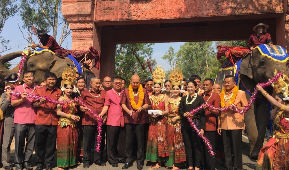 งานประเพณีขึ้น เขาสวาย เคาะระฆัง  พันใบกราบไหว้สิ่งศักดิ์สิทธิ์