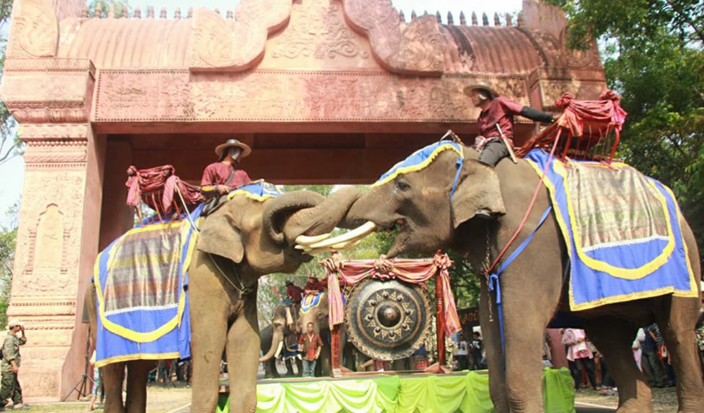 งานประเพณีขึ้น เขาสวาย เคาะระฆัง  พันใบกราบไหว้สิ่งศักดิ์สิทธิ์