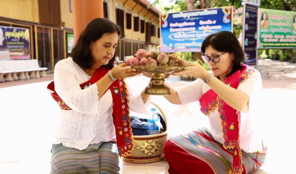 ประเพณีตักบาตรดอกไม้และล้างเท้าพระ