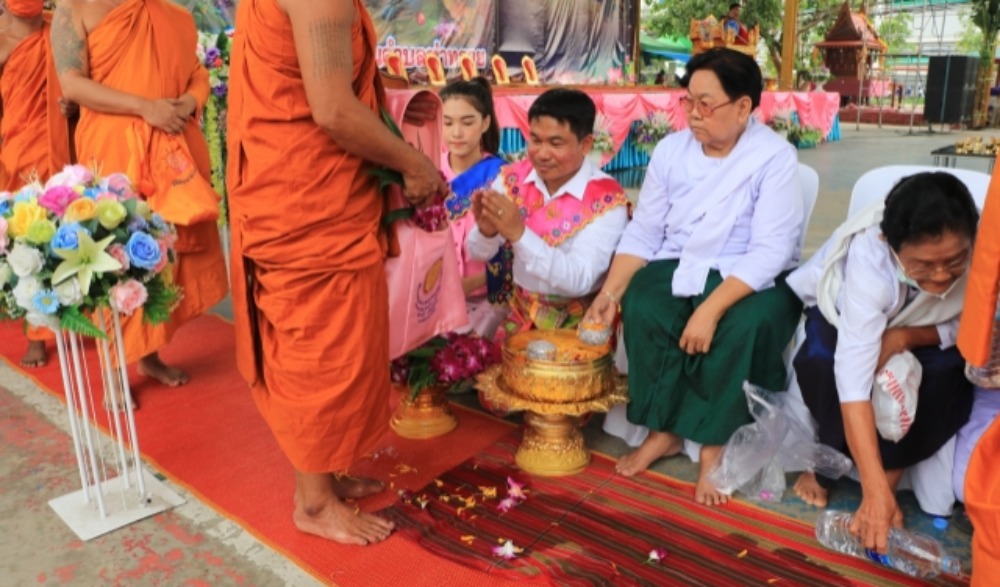ประเพณีตักบาตรดอกไม้และล้างเท้าพระ