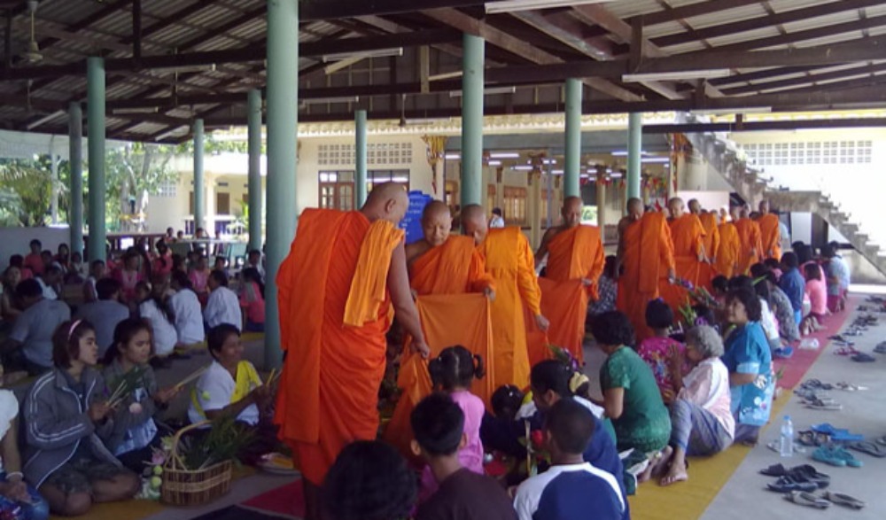 ประเพณีตักบาตรดอกไม้และล้างเท้าพระ