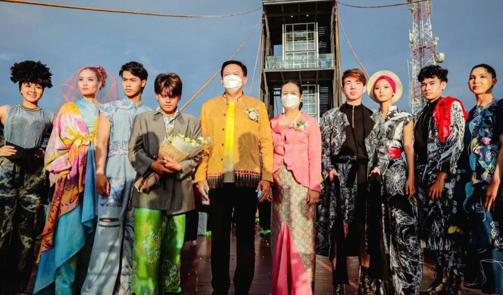 โครงการส่งเสริมวิถีไทย วิถีถิ่น สานสายใยไทย - มาเลเซีย กิจกรรม “Yala Fashion show On The Sky”