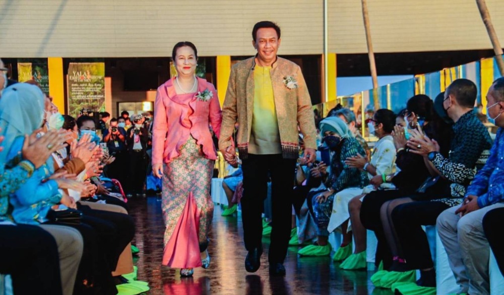 โครงการส่งเสริมวิถีไทย วิถีถิ่น สานสายใยไทย - มาเลเซีย กิจกรรม “Yala Fashion show On The Sky”