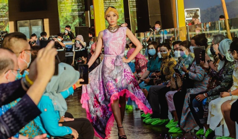 โครงการส่งเสริมวิถีไทย วิถีถิ่น สานสายใยไทย - มาเลเซีย กิจกรรม “Yala Fashion show On The Sky”