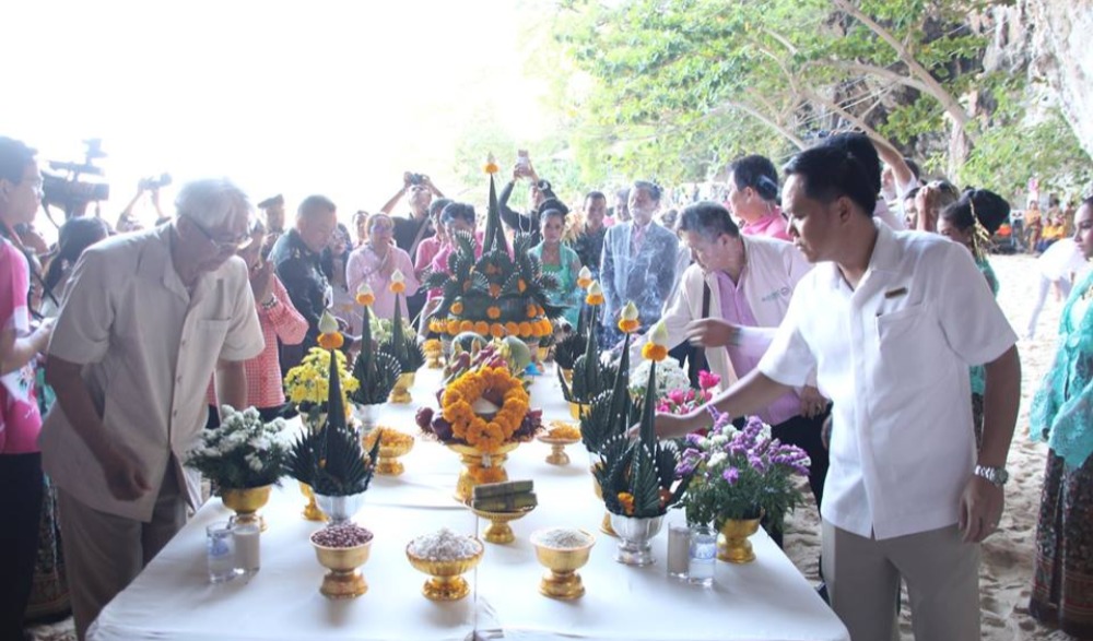 พิธีบวงสรวงสักการะขอพรพระนางและงานปีนผาจดทะเบียนสมรสในวันแห่งความรัก จ.กระบี่
