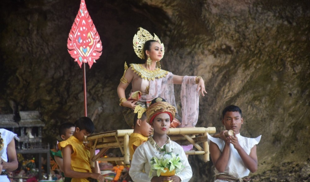 พิธีบวงสรวงสักการะขอพรพระนางและงานปีนผาจดทะเบียนสมรสในวันแห่งความรัก จ.กระบี่