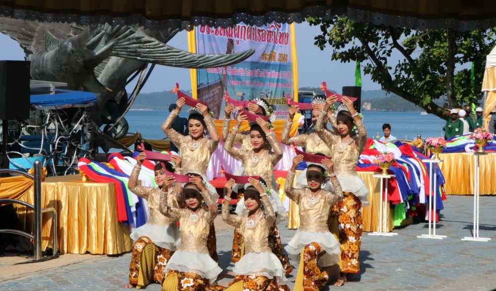 ประเพณีผูกผ้าเรือหัวโทง
