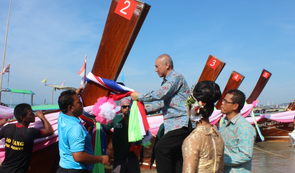 ประเพณีผูกผ้าเรือหัวโทง