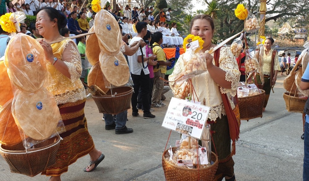 ประเพณีนมัสการพระแท่นศิลาอาสน์