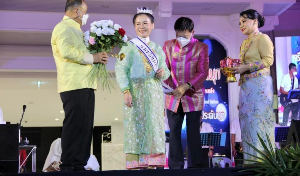 ราตรีจันทร์ประดับมุก