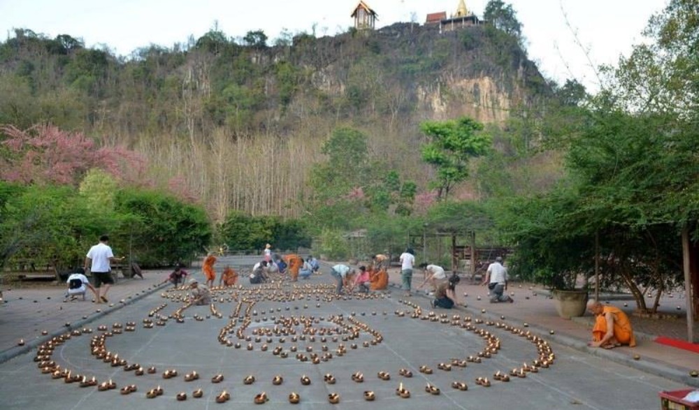 วางผางประทีป 10,000 ดวง วัดท่าขนุน เนื่องในวันสำคัญทางพระพุทธศาสนาวันวิสาขบูชา