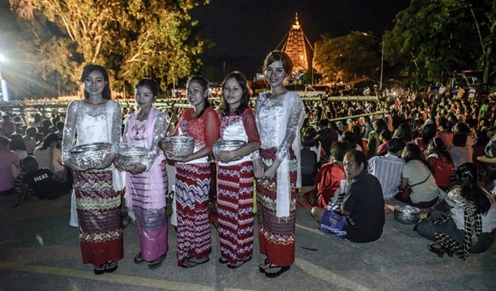 ประเพณีรดน้ำต้นโพธิ์ และออกร้านตลาดนิพพาน