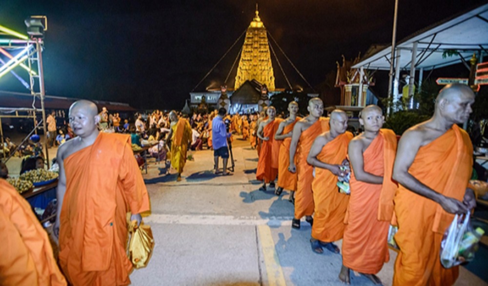 ประเพณีรดน้ำต้นโพธิ์ และออกร้านตลาดนิพพาน