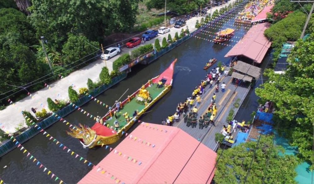 งานวันเข้าพรรษา แห่เทียนทางน้ำ