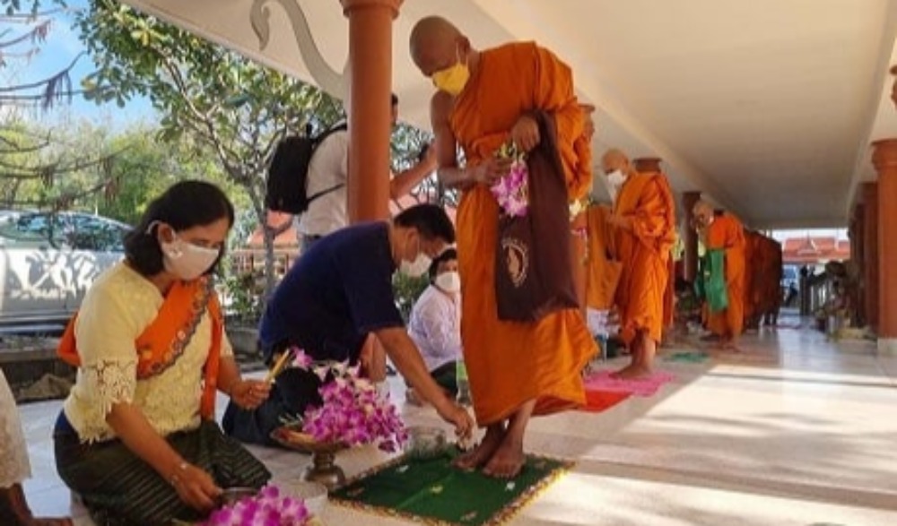 ประเพณีล้างเท้าพระ ตักบาตรดอกไม้
