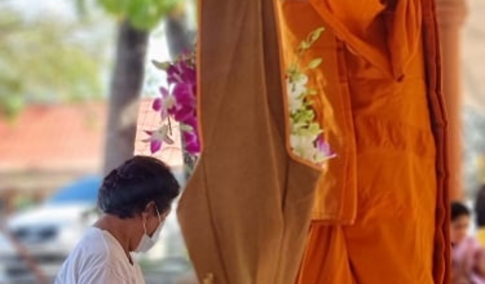 ประเพณีล้างเท้าพระ ตักบาตรดอกไม้